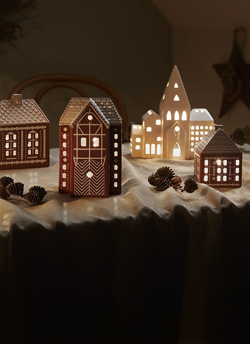 happy customer unboxing vape package in Terrigal alt="tobacconist terrigal customer experience"